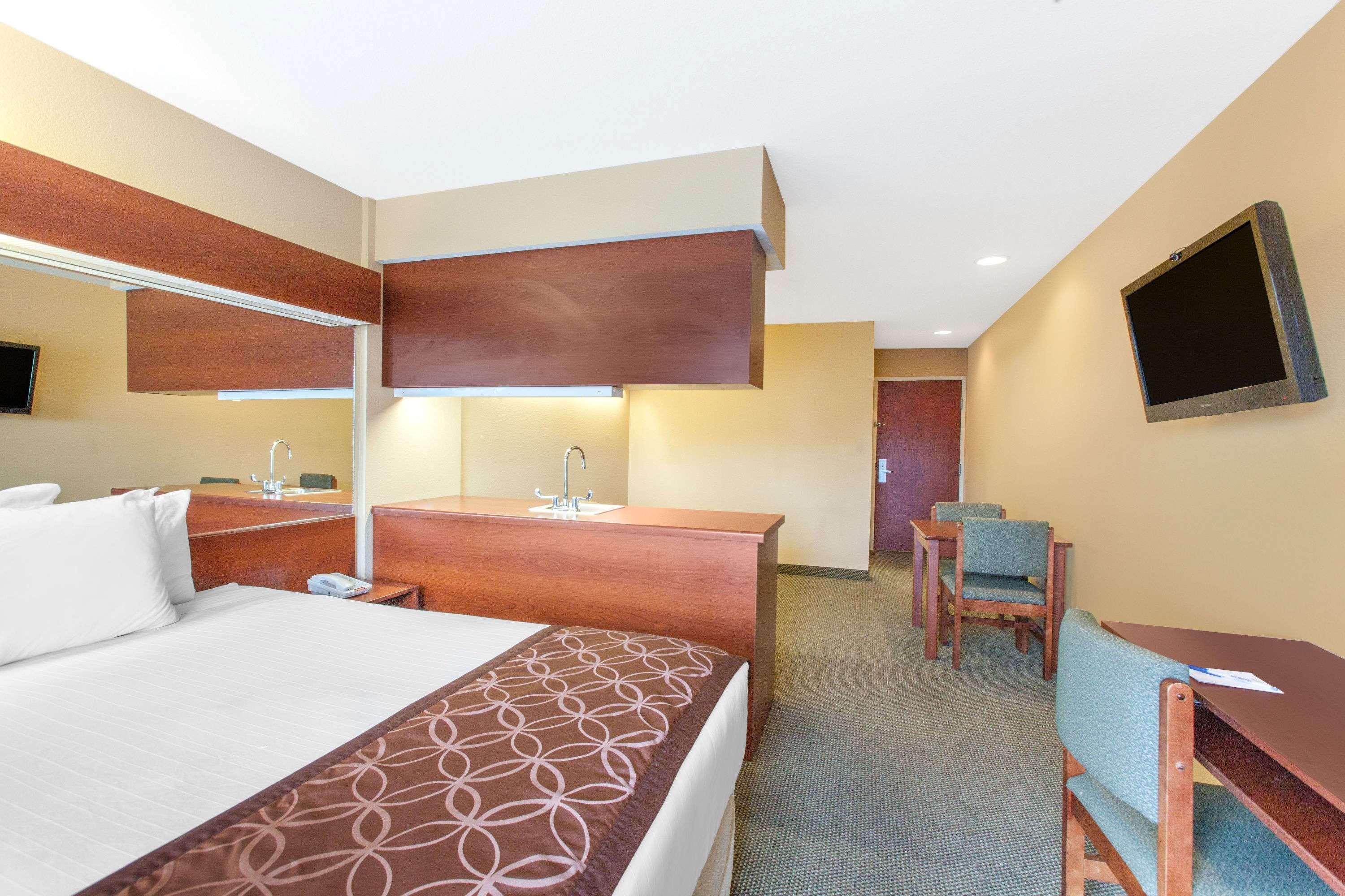 Microtel Inn By Wyndham Rogers Eksteriør bilde